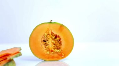 yakın beyaz zemin üzerine kavun yarısını dilimleme kadar