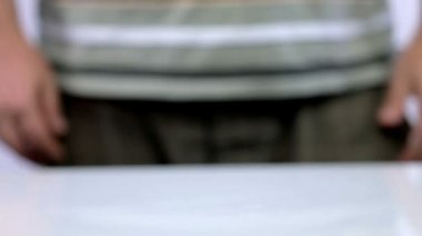 Arkada duran adamla karpuz çevrelerinde dönmeye çalışıyor