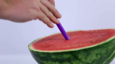 yakın çekim saman ile karpuz piercing ve geri alma