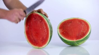 beyaz zemin üzerine bir parça karpuz kesme