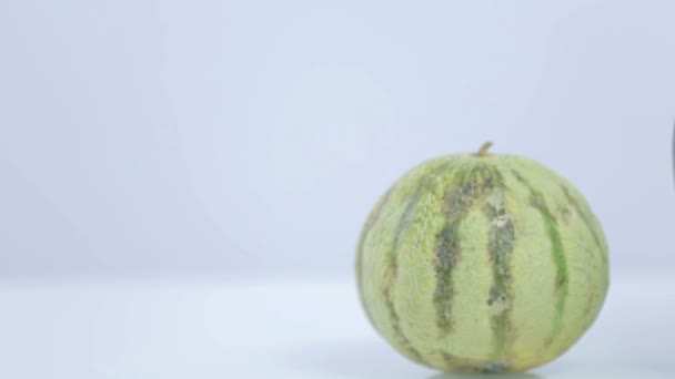 Fechar pan shot de melão e melancia — Vídeo de Stock