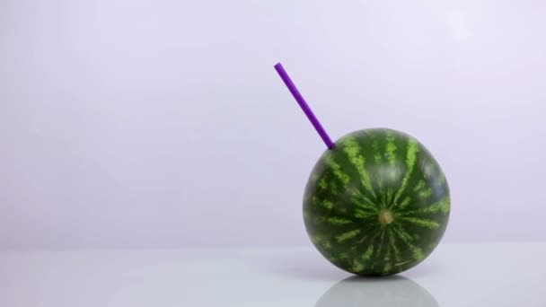 Langzaam en kleine pan van watermeloen doorboord met violet stro — Stockvideo