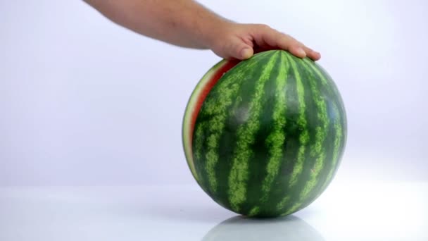 Hand halten und lassen Wassermelone halbieren — Stockvideo