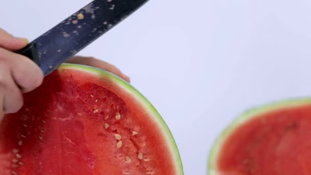 Zár-megjelöl a lassú szeletelés görögdinnye apró darabokra작은 조각으로 수 박의 느린 조각화의 클로즈업 — 비디오
