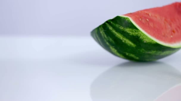 Langsamer Schuss von links nach rechts von einem großen Stück Wassermelone — Stockvideo