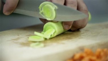 pırasa parmağınızla tutarak ve dilimleme
