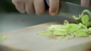 ahşap masa üzerine bıçakla pırasa Dilimleme