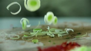 dilimlenmiş pırasa gıda Dilimleme için ahşap masa üzerine düşen