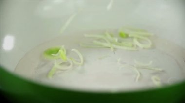 dilimlenmiş soğan yemek kadar yağlı bir yeşil düşen