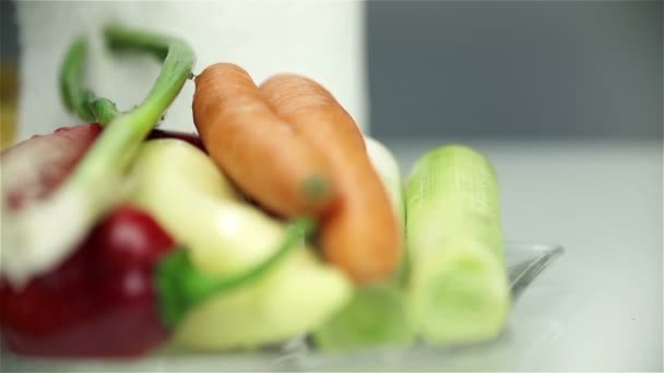 Gemüse auf Teller bereit für die Zubereitung zum Kochen — Stockvideo