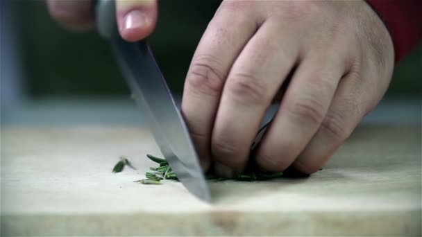 Laurel é cortado em uma mesa de madeira — Vídeo de Stock