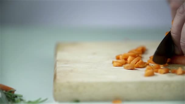 Movimiento lento de cortar pequeñas partes de zanahoria — Vídeo de stock