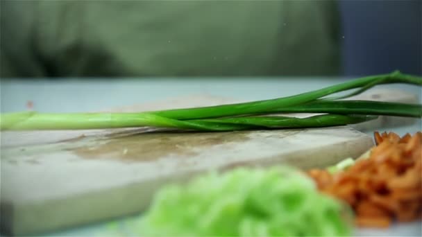 Leek falling on wooden desk — Stock Video