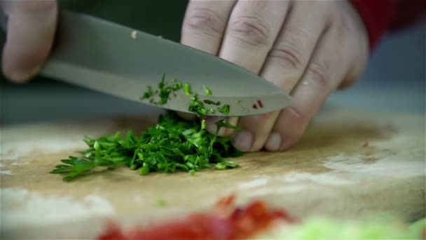 Corte de salsa em uma mesa de cozinhar — Vídeo de Stock