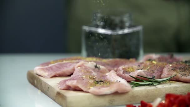 Los filetes están condimentados con pimienta y otras especias — Vídeos de Stock