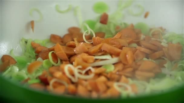 Caída de zanahorias en cámara lenta en el plato con otras verduras — Vídeo de stock