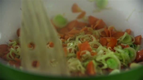 Agitar las verduras verdes con cucharón en la sartén — Vídeo de stock