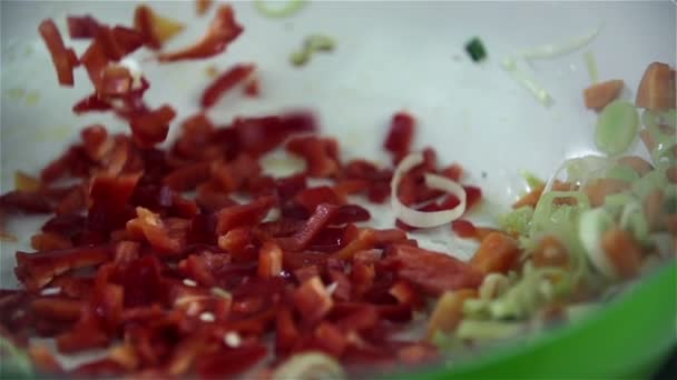 Paprika zu Gericht mit anderem Gemüse hinzugefügt — Stockvideo