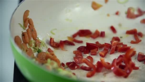 Pimentón cayendo en plato de cámara lenta con verduras — Vídeo de stock