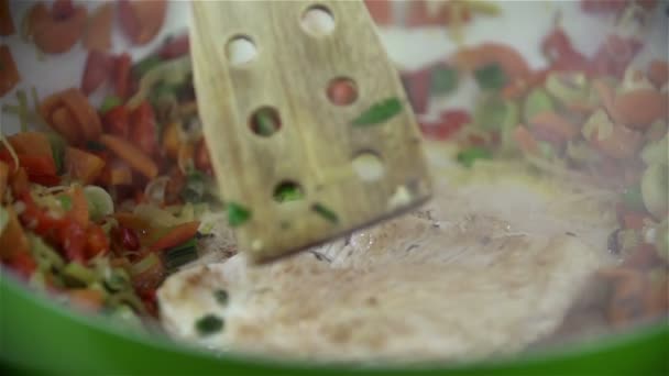 Bewegendes und berührendes Steak mit Schöpfkelle — Stockvideo