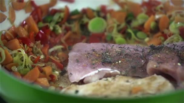 Añadir filete en un plato lleno de verduras — Vídeo de stock