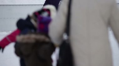 Genç ice-skater kendi ekseni etrafında dolaşmak için en iyi çalışır.