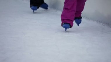 mavi çocuk şaşırtıcı paten buz pateni pisti üzerinde