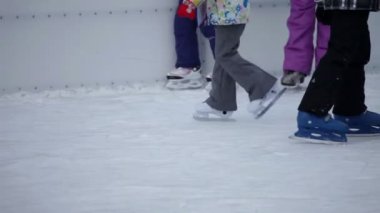 renkli kış ceket giymiş paten üzerinde yürüyen çocuk