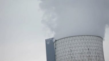 gri duman büyük bacadan geliyor