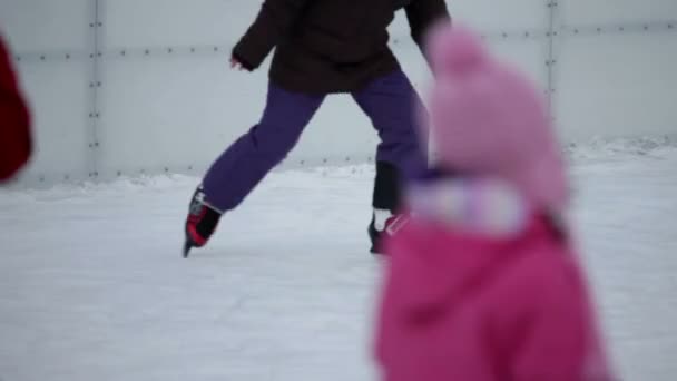 Niño patinando hábilmente — Vídeos de Stock