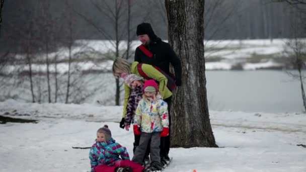 子供家族大きいスキー、雪の上で歩くしようとするときに落ちる — ストック動画