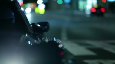 Şehrin içinden geçen mavi arabanın kavisi.