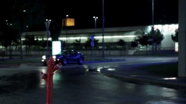 Araba gece yangın musluğunun yanından geçiyor.