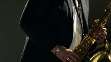 adam yoğun oyun saksafon