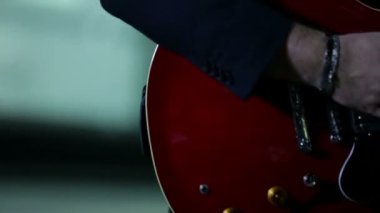 kişi kırmızı Elektronik gitar çalmak