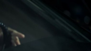 içinden beyaz bezle ön cam temizlik