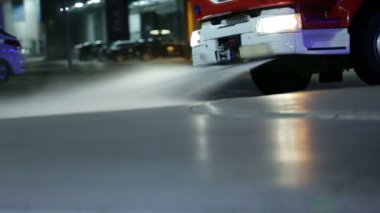 İtfaiyeciler spinkle beton yol kamera önünde su