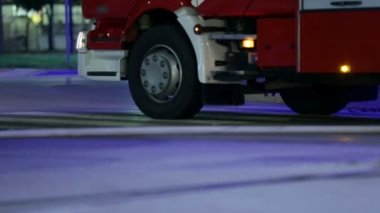 itfaiye kamyonu ayakta hala güneş gözlüğü üzerinde hemen önce yağmurlama ile