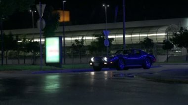 Mavi araba gece kameranın önünden geçer.