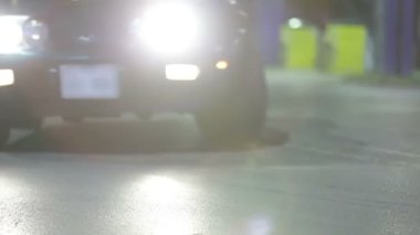 Araba kameranın önünden geçiyor ve hemen sonra duruyor.