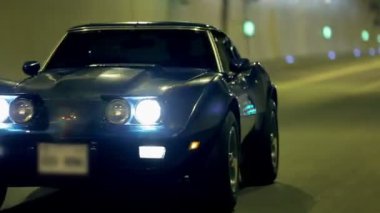 Mavi corvette bir tünelden bir gece sürücü sürüş