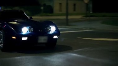corvette geceleri şehir etrafında sürüş sırasında durdurma