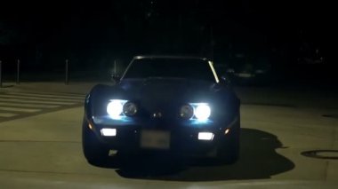 Kameranın doğru gece sürüş corvette önden görünümü