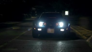 Corvette yavaş yavaş ışık farlar kamerayla yaklaşıyor