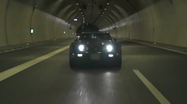 Diagonal yolu tüneli sürüş mavi corvette görünümünü