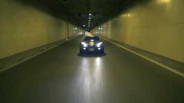 Mavi corvette tünel gece sürüş