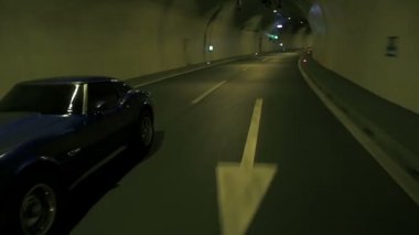 Mavi corvette tünelden sürüş