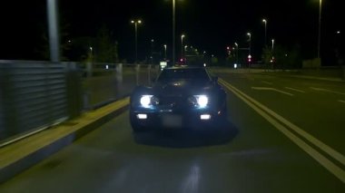 Araba gelse ve tarafından geçer