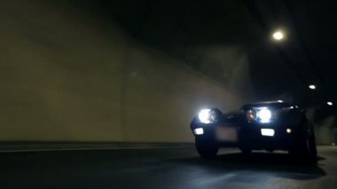 Tünelden gece sürüş güzel düşük açılı çekim corvette C3