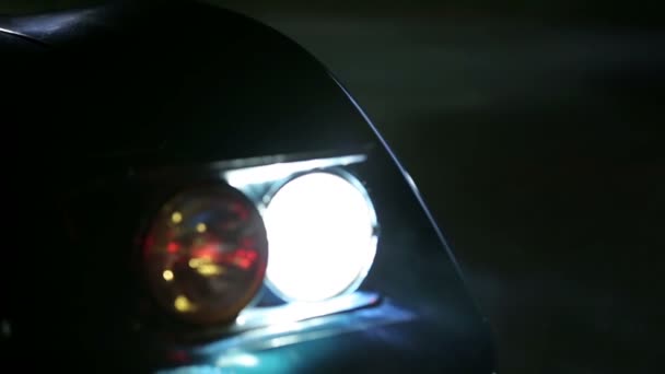 Mělké zaměření na auto světla v noci — Stock video